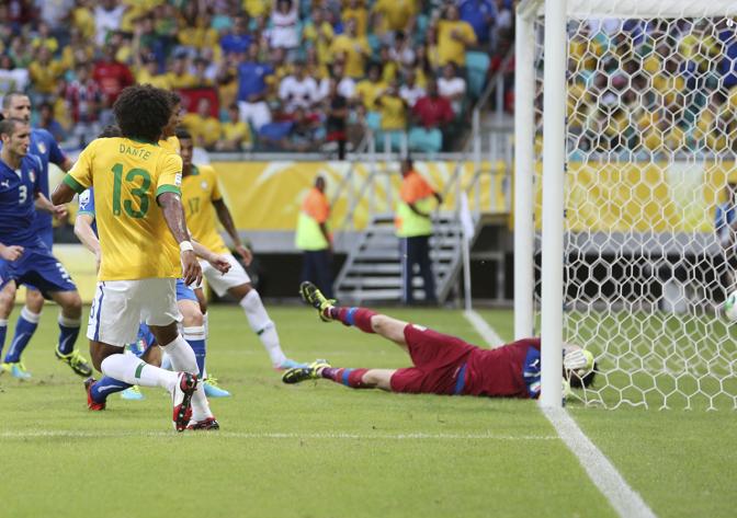 Il tap-in di Dante  vincente: Buffon non pu farci nulla,  l'1-0 Brasile a fine primo tempo. Ap